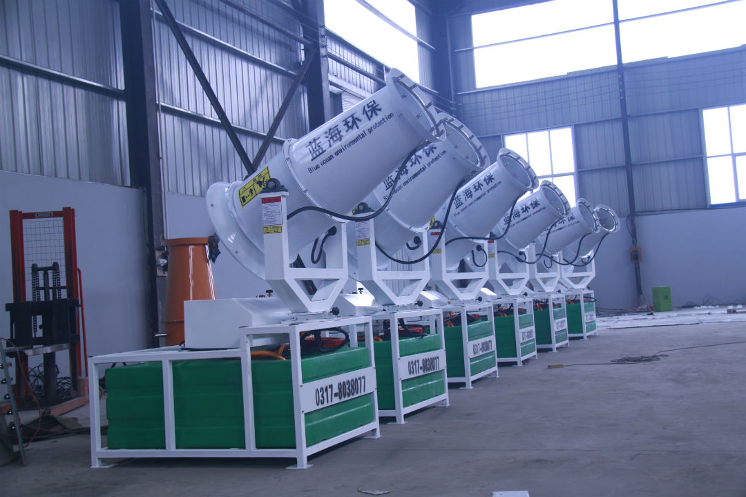 为古老的银杏树喷药防虫,小白卫士齐上阵,蓝海除尘雾炮显身手。